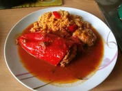 Hausmannskost - gefüllte Paprikaschoten in Tomatensauce - Rezept