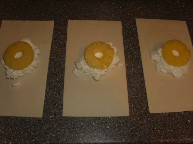 Rezept: Blätterteigsnack mit Ziegenkäse und Ananas Bild Nr. 4 Blätterteigsnack mit Ziegenkäse und Ananas - Rezept - Bild Nr. 4