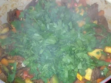 Rind-Pilze-Paprika-Estragon Eintopf - Rezept