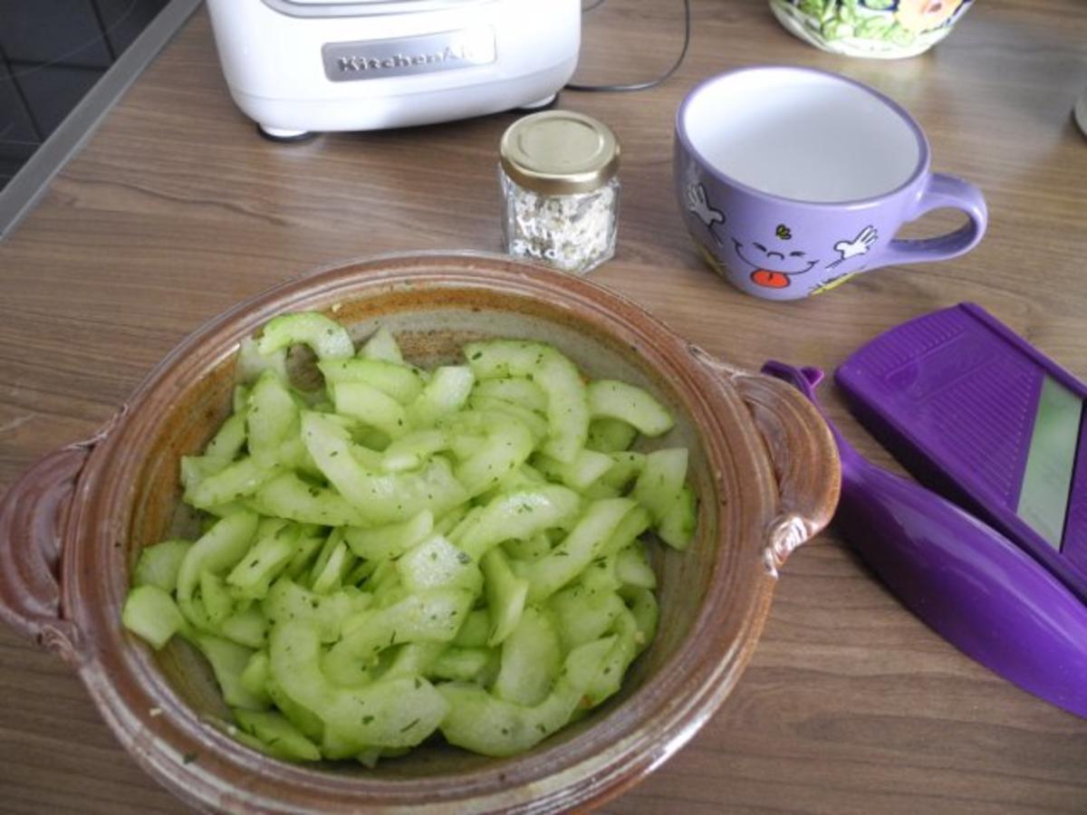 Salate : Gurkensalat mit Gemüsebrühe* und Minzzucker - Rezept - Bild Nr. 3