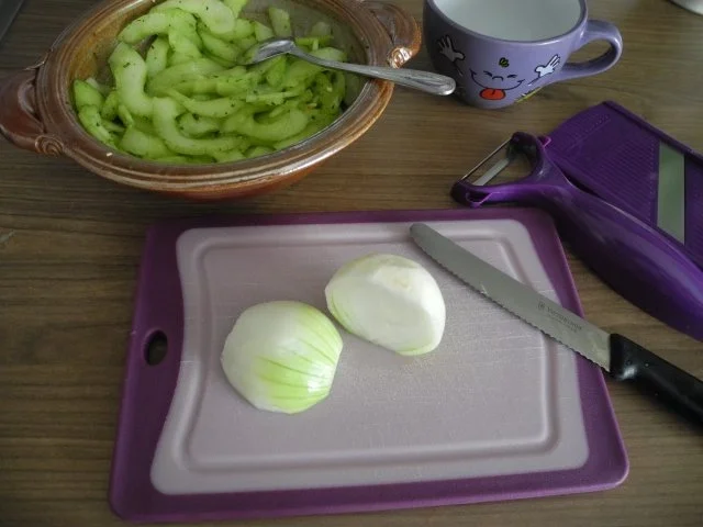 Rezept: Salate : Gurkensalat mit Gemüsebrühe* und Minzzucker Bild Nr. 5 Salate : Gurkensalat mit Gemüsebrühe* und Minzzucker - Rezept - Bild Nr. 5