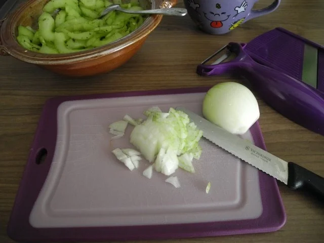 Rezept: Salate : Gurkensalat mit Gemüsebrühe* und Minzzucker Bild Nr. 6 Salate : Gurkensalat mit Gemüsebrühe* und Minzzucker - Rezept - Bild Nr. 6