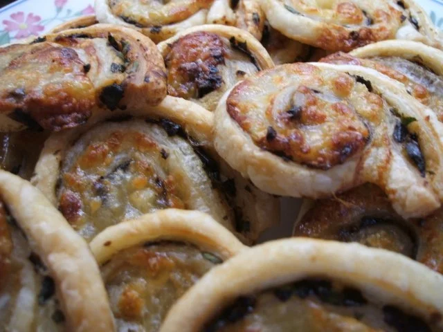 Fingerfood: Blätterteigschneckchen mit pikanter Füllung - Rezept