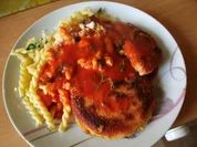 Parmesannudeln in Tomatensauce und Jägerschnitzel - Rezept