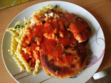 Parmesannudeln in Tomatensauce und Jägerschnitzel - Rezept