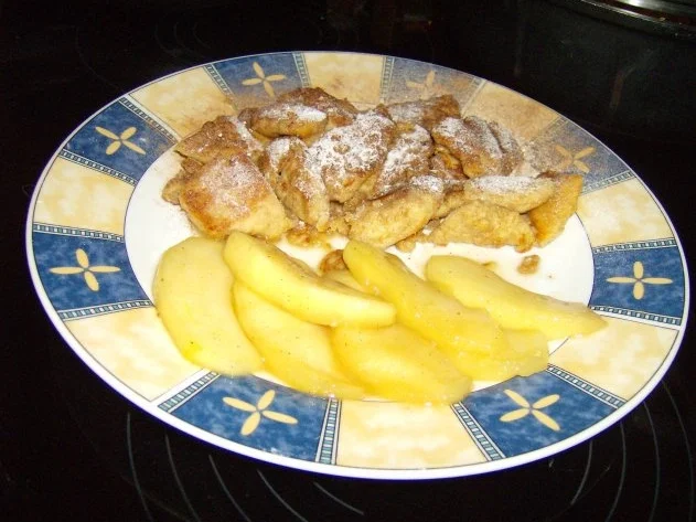 Dinkelschmarren mit Karamelläpfeln - Rezept