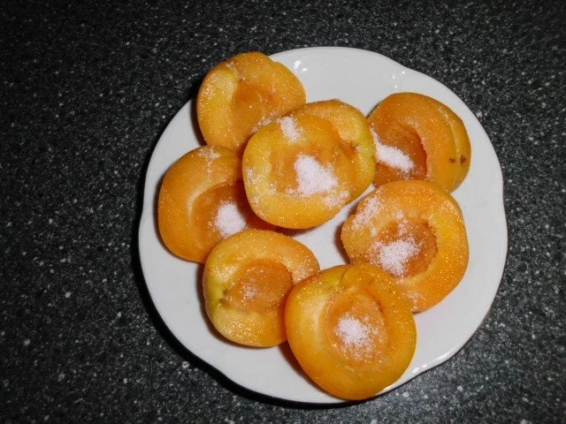 Pflaumen / Marillenknödeln - Rezept - Bild Nr. 3