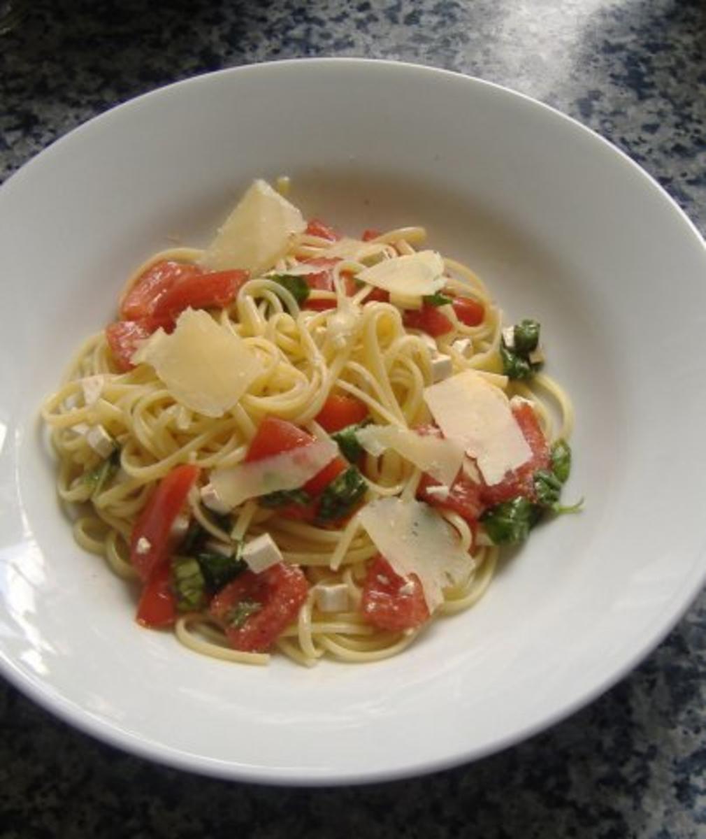 Pasta mit Sauce aus ungekochten Tomaten - Rezept - Bild Nr. 3