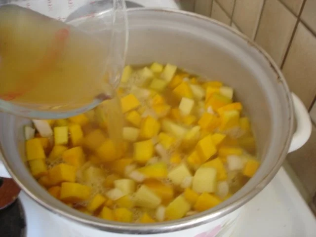 Kürbiscremesuppe mit Frankfurter Rindswurst - Rezept - Bild Nr. 7