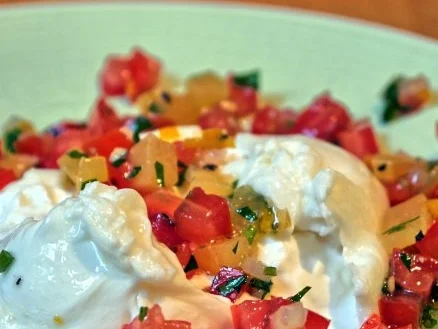 Burrata mit Pflaumen-Tomaten-Salsa - Rezept