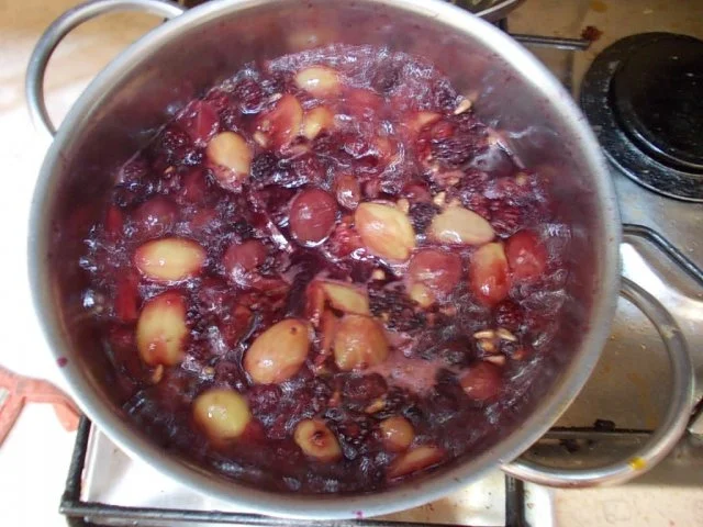 Rezept: WEINTRAUBEN-BROMBEERE MARMELADE Bild Nr. 2 WEINTRAUBEN-BROMBEERE MARMELADE - Rezept - Bild Nr. 2