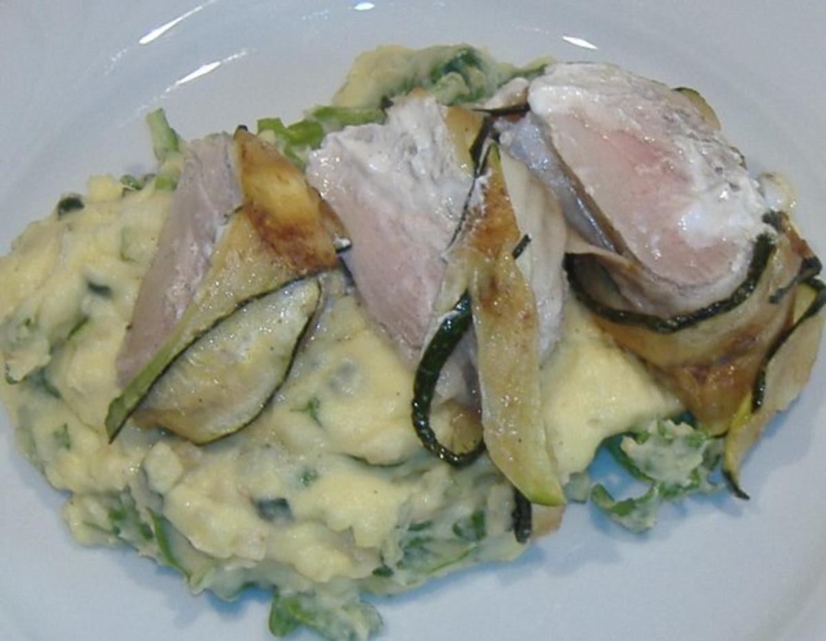 Bilder für Schweinefilet gefüllt mit Ziegenfrischkäse im Zucchinimantel auf Kartoffelrucolastampf - Rezept