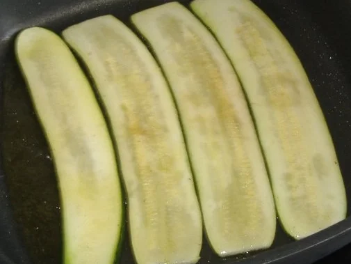 Rezept: Schweinefilet gefüllt mit Ziegenfrischkäse im Zucchinimantel auf Kartoffelrucolastampf Bild Nr. 3 Schweinefilet gefüllt mit Ziegenfrischkäse im Zucchinimantel auf Kartoffelrucolastampf - Rezept - Bild Nr. 3