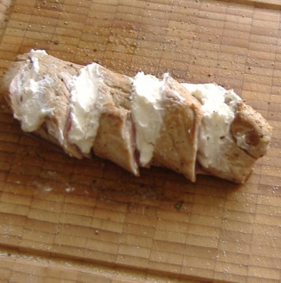 Schweinefilet gefüllt mit Ziegenfrischkäse im Zucchinimantel auf Kartoffelrucolastampf - Rezept - Bild Nr. 5