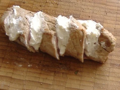 Rezept: Schweinefilet gefüllt mit Ziegenfrischkäse im Zucchinimantel auf Kartoffelrucolastampf Bild Nr. 5 Schweinefilet gefüllt mit Ziegenfrischkäse im Zucchinimantel auf Kartoffelrucolastampf - Rezept - Bild Nr. 5