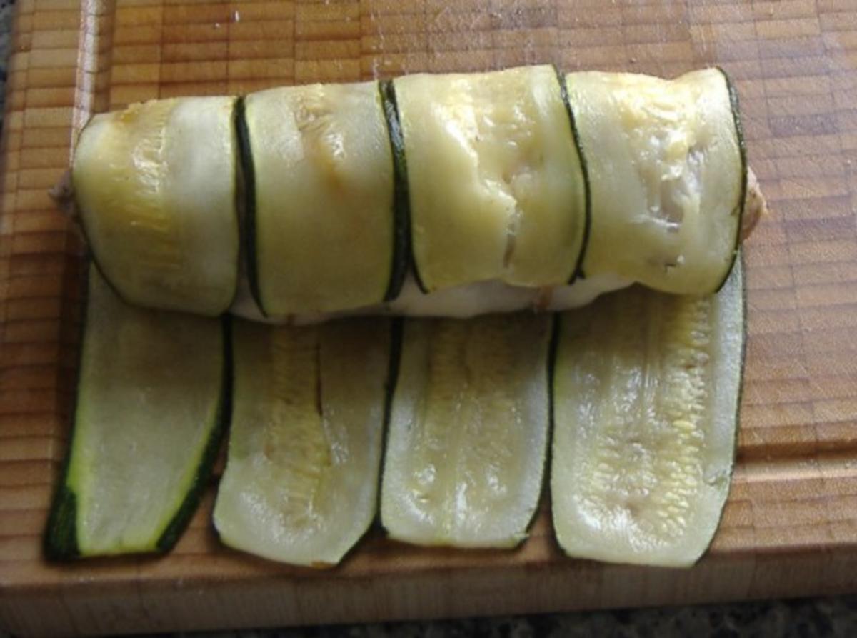 Schweinefilet gefüllt mit Ziegenfrischkäse im Zucchinimantel auf Kartoffelrucolastampf - Rezept - Bild Nr. 7