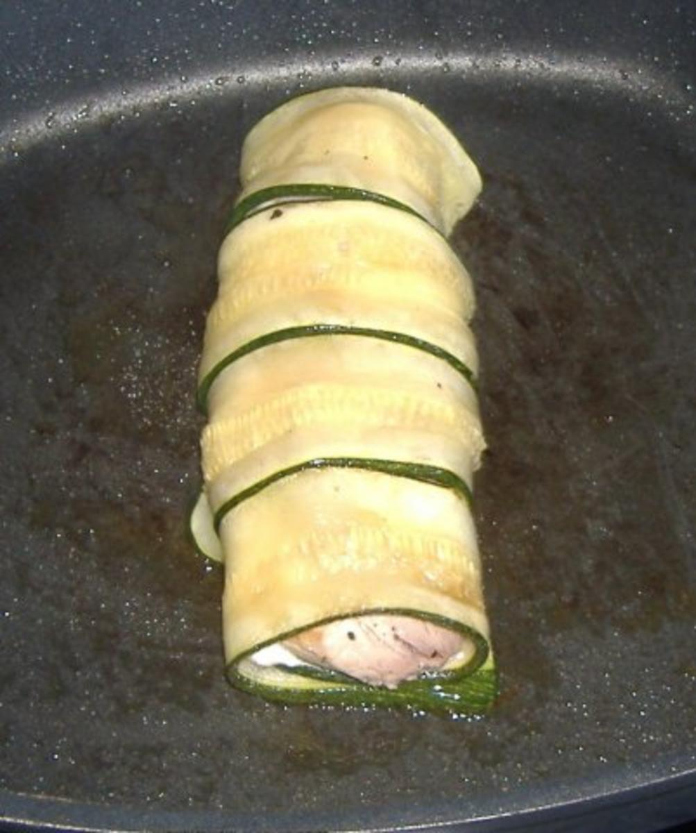Schweinefilet gefüllt mit Ziegenfrischkäse im Zucchinimantel auf Kartoffelrucolastampf - Rezept - Bild Nr. 8