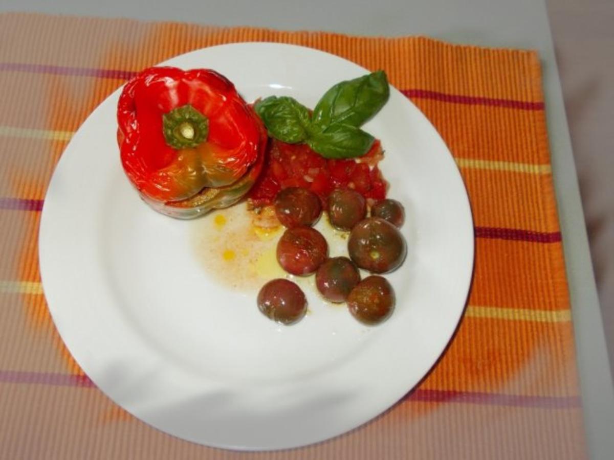 Gefüllte Paprika auf einem Tomatenbett - Rezept