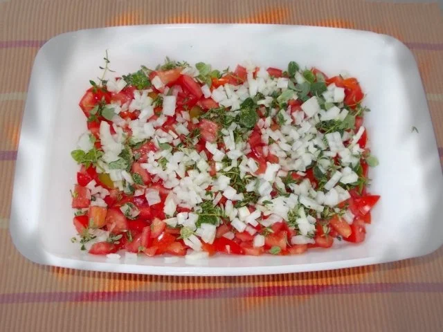 Gefüllte Paprika auf einem Tomatenbett - Rezept - Bild Nr. 2