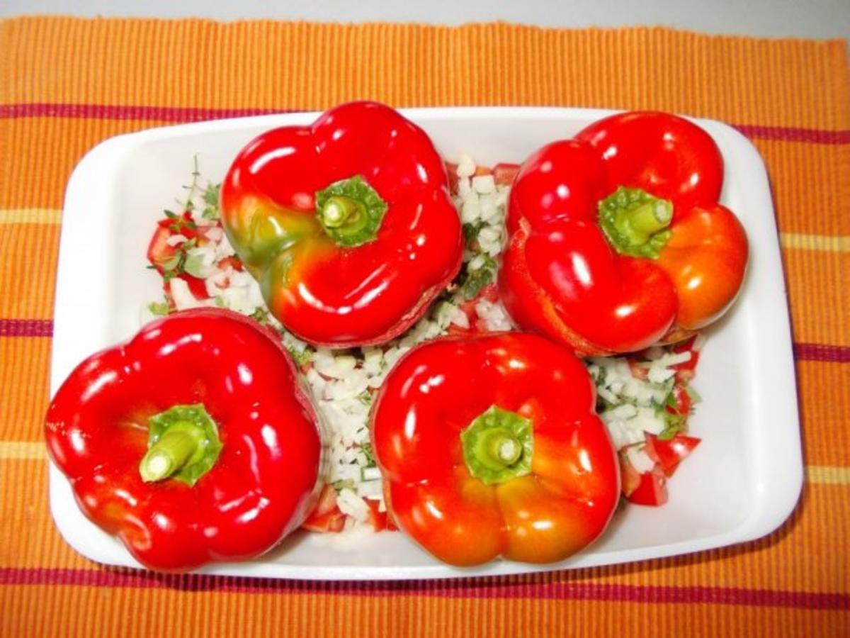 Gefüllte Paprika auf einem Tomatenbett - Rezept - Bild Nr. 4