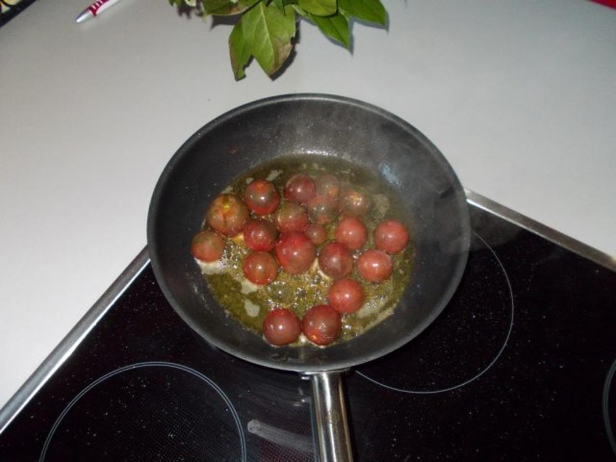 Gefüllte Paprika auf einem Tomatenbett - Rezept - Bild Nr. 5