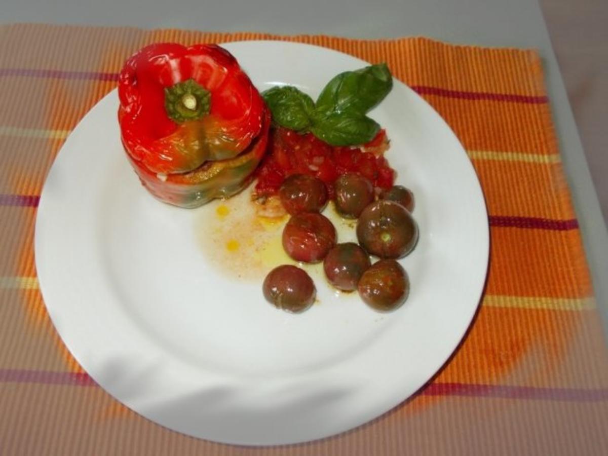 Gefüllte Paprika auf einem Tomatenbett - Rezept - Bild Nr. 6