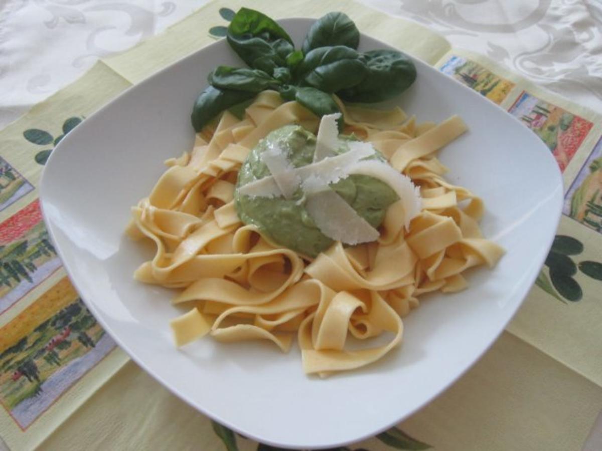 Bilder für Pasta und Avocado -Pesto Rezept