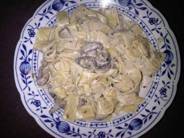 Bandnudeln mit Pilzrahmsoße - schnell &amp; einfach - 265 kcal/100g