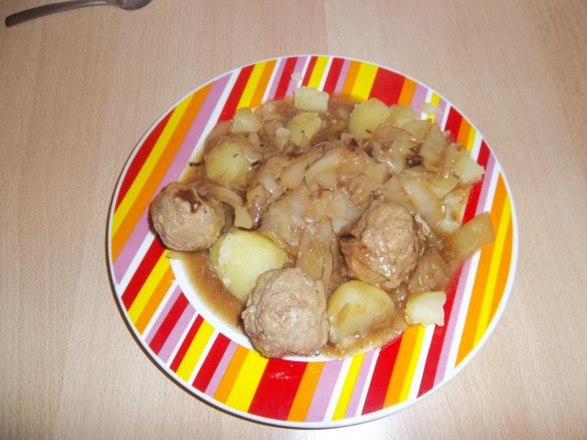 Schichtkohl Weißkohl mit Hackfleischbällchen - Rezept mit Bild - kochbar.de