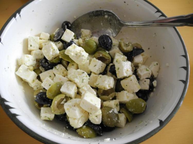 Salate : Feta - Salat mit schwarze und grünen Oliven - Rezept - kochbar.de