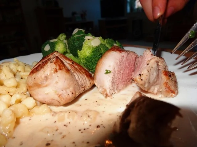 Rezept: Schweinefilet in Gorgonzolasauce mit selbstgemachten Spätzle und Mandelbrokkoli Bild Nr. 2 Schweinefilet in Gorgonzolasauce mit selbstgemachten Spätzle und Mandelbrokkoli - Rezept - Bild Nr. 2