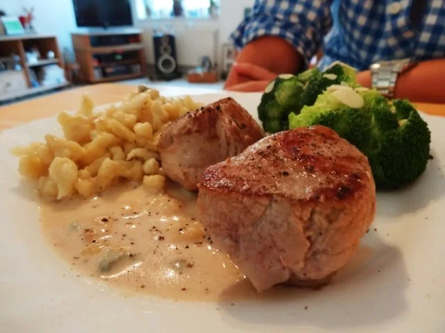 Rezept: Schweinefilet in Gorgonzolasauce mit selbstgemachten Spätzle und Mandelbrokkoli Schweinefilet in Gorgonzolasauce mit selbstgemachten Spätzle und Mandelbrokkoli - Rezept