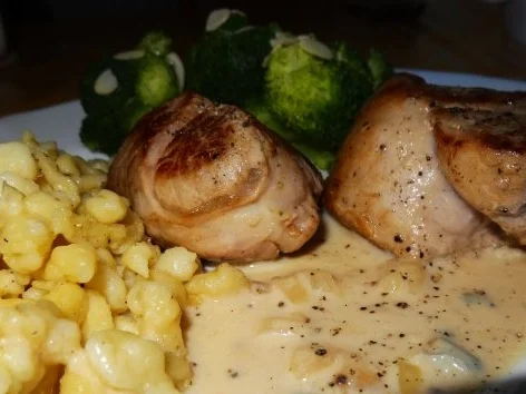 Rezept: Schweinefilet in Gorgonzolasauce mit selbstgemachten Spätzle und Mandelbrokkoli Bild Nr. 3 Schweinefilet in Gorgonzolasauce mit selbstgemachten Spätzle und Mandelbrokkoli - Rezept - Bild Nr. 3