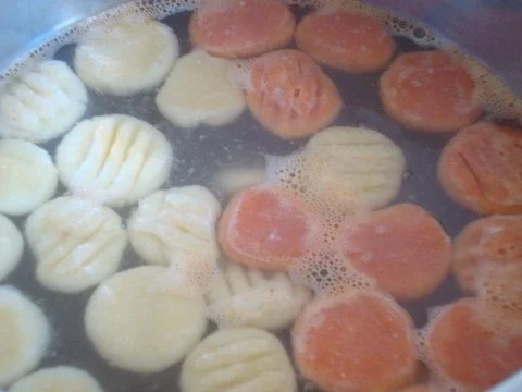 Grießgnocchisuppe mit 3 erlei Nockerln - Rezept - Bild Nr. 12