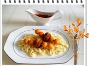 Fleisch-Kartoffelbällchen-Spieß auf Tagliatelle - Rezept