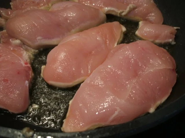 Geflügel: Hähnchenbrüste unter einer Kräuter-Käse-Haube - Rezept - Bild Nr. 3