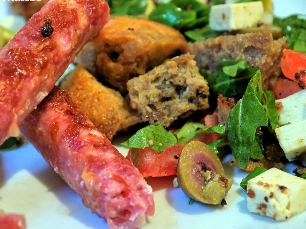 Kernige Panzanella mit Salsiccia Fresca - Rezept