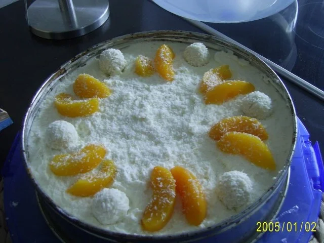 Kuchen: Kokos-Konfekt-Torte mit Pfirsichen - Rezept