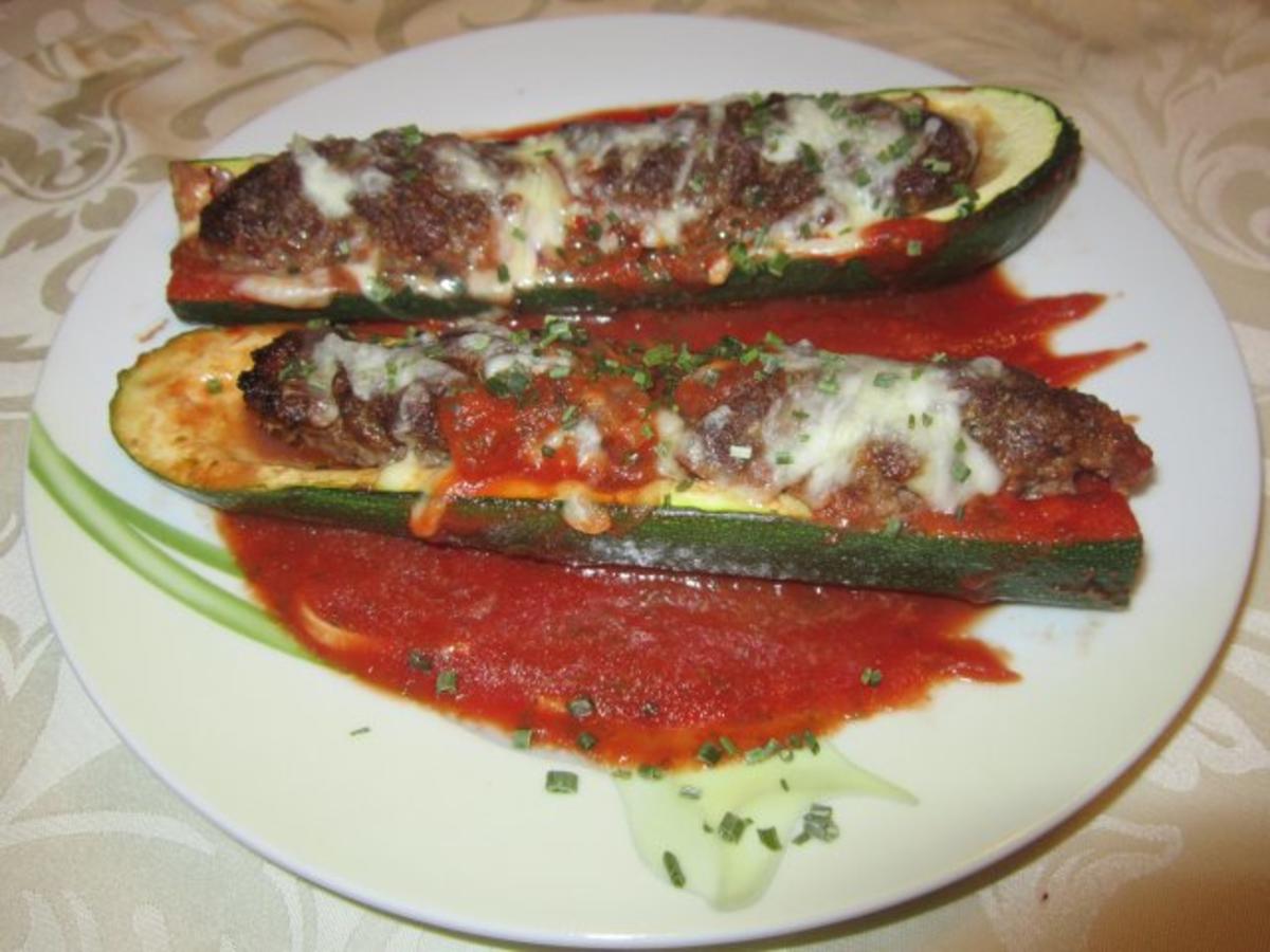Gefüllte Zucchini in Tomatensoße - Rezept