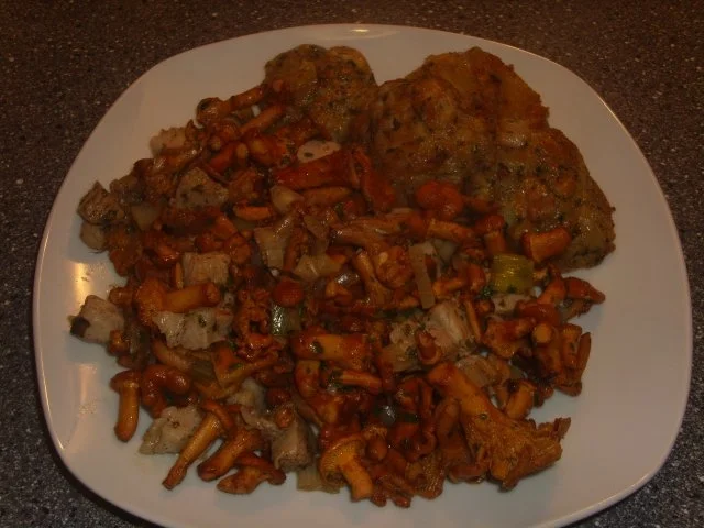 Rezept: Pfifferlinge mit gebratenen Knödelscheiben Pfifferlinge mit gebratenen Knödelscheiben - Rezept