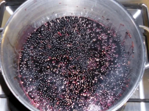 Rezept: "Oma - Friede`s" Holunder - Brombeersaft. Ein kerngesunder Wintervorrat. (Rzpt. um 1930) Bild Nr. 6 "Oma - Friede`s" Holunder - Brombeersaft. Ein kerngesunder Wintervorrat. (Rzpt. um 1930) - Rezept - Bild Nr. 6