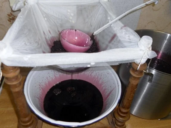 Rezept: "Oma - Friede`s" Holunder - Brombeersaft. Ein kerngesunder Wintervorrat. (Rzpt. um 1930) Bild Nr. 14 "Oma - Friede`s" Holunder - Brombeersaft. Ein kerngesunder Wintervorrat. (Rzpt. um 1930) - Rezept - Bild Nr. 14