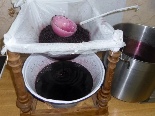 Rezept: "Oma - Friede`s" Holunder - Brombeersaft. Ein kerngesunder Wintervorrat. (Rzpt. um 1930) Bild Nr. 15 "Oma - Friede`s" Holunder - Brombeersaft. Ein kerngesunder Wintervorrat. (Rzpt. um 1930) - Rezept - Bild Nr. 15