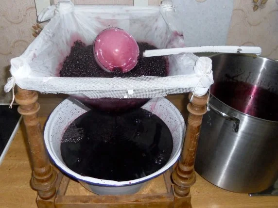 Rezept: "Oma - Friede`s" Holunder - Brombeersaft. Ein kerngesunder Wintervorrat. (Rzpt. um 1930) Bild Nr. 17 "Oma - Friede`s" Holunder - Brombeersaft. Ein kerngesunder Wintervorrat. (Rzpt. um 1930) - Rezept - Bild Nr. 17