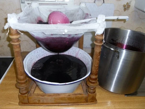 Rezept: "Oma - Friede`s" Holunder - Brombeersaft. Ein kerngesunder Wintervorrat. (Rzpt. um 1930) Bild Nr. 18 "Oma - Friede`s" Holunder - Brombeersaft. Ein kerngesunder Wintervorrat. (Rzpt. um 1930) - Rezept - Bild Nr. 18