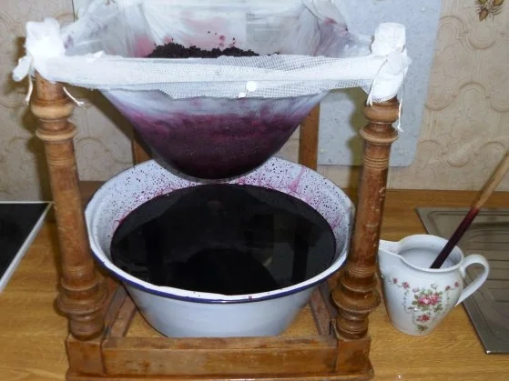 Rezept: "Oma - Friede`s" Holunder - Brombeersaft. Ein kerngesunder Wintervorrat. (Rzpt. um 1930) Bild Nr. 19 "Oma - Friede`s" Holunder - Brombeersaft. Ein kerngesunder Wintervorrat. (Rzpt. um 1930) - Rezept - Bild Nr. 19