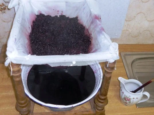 Rezept: "Oma - Friede`s" Holunder - Brombeersaft. Ein kerngesunder Wintervorrat. (Rzpt. um 1930) Bild Nr. 20 "Oma - Friede`s" Holunder - Brombeersaft. Ein kerngesunder Wintervorrat. (Rzpt. um 1930) - Rezept - Bild Nr. 20