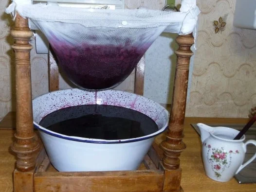 Rezept: "Oma - Friede`s" Holunder - Brombeersaft. Ein kerngesunder Wintervorrat. (Rzpt. um 1930) Bild Nr. 21 "Oma - Friede`s" Holunder - Brombeersaft. Ein kerngesunder Wintervorrat. (Rzpt. um 1930) - Rezept - Bild Nr. 21