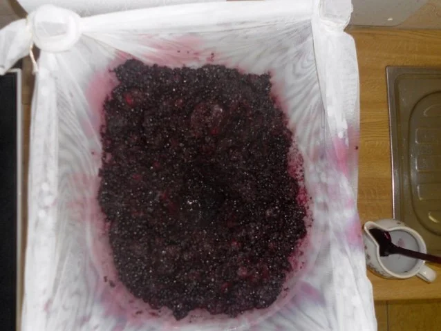 Rezept: "Oma - Friede`s" Holunder - Brombeersaft. Ein kerngesunder Wintervorrat. (Rzpt. um 1930) Bild Nr. 22 "Oma - Friede`s" Holunder - Brombeersaft. Ein kerngesunder Wintervorrat. (Rzpt. um 1930) - Rezept - Bild Nr. 22