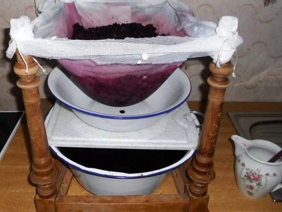 Rezept: "Oma - Friede`s" Holunder - Brombeersaft. Ein kerngesunder Wintervorrat. (Rzpt. um 1930) Bild Nr. 23 "Oma - Friede`s" Holunder - Brombeersaft. Ein kerngesunder Wintervorrat. (Rzpt. um 1930) - Rezept - Bild Nr. 23